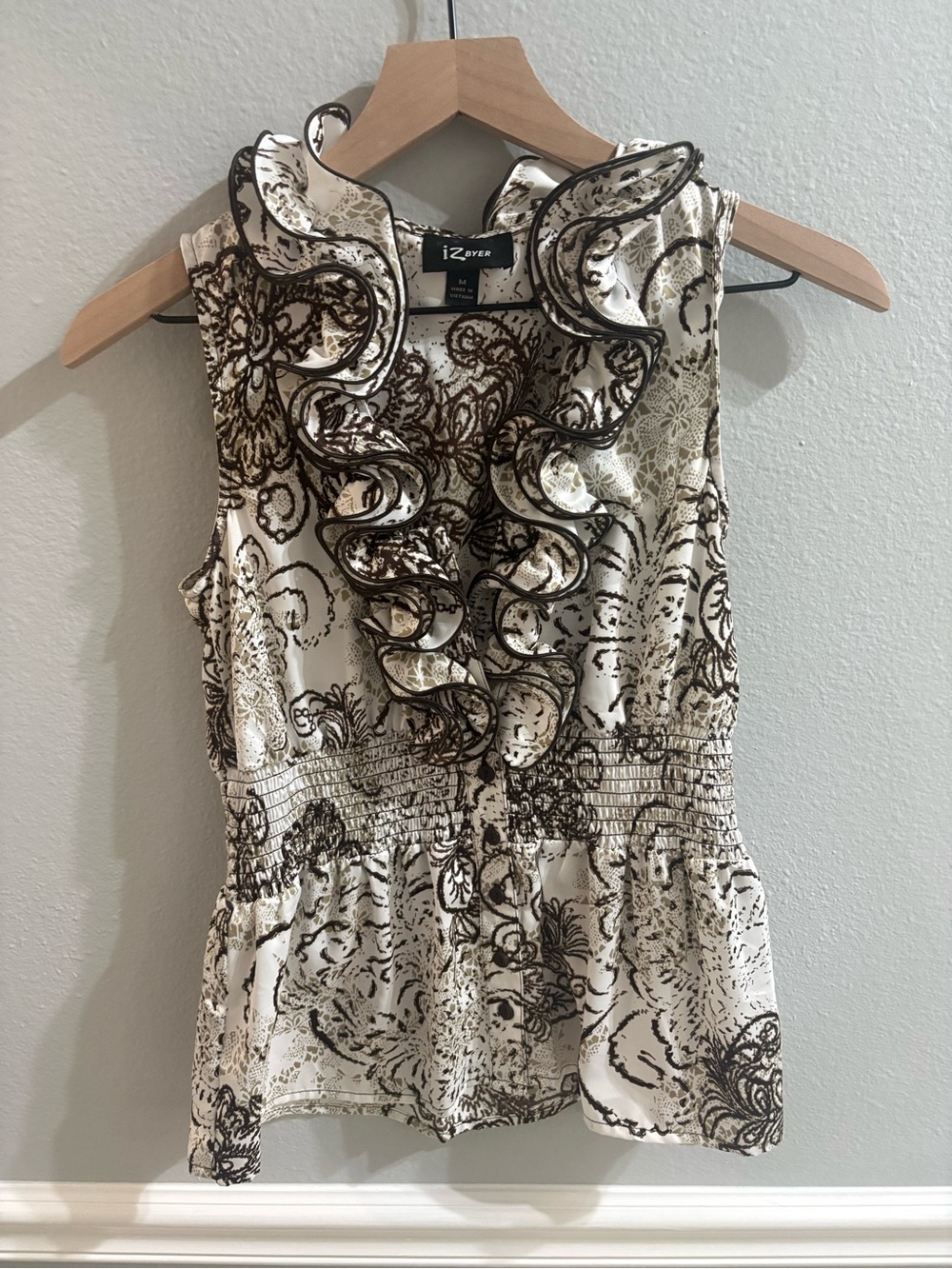 Iz Byer Ivory and Brown Ruffle Front Sleeveless Blouse